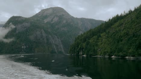 Eine-Tiefenaufnahme-Der-Nebligen-Berge-Alaskas,-Die-In-Einem-Fjord-Auf-Dem-Wasser-Liegen