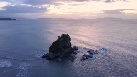 Luftsockel-Auf-Einer-Einsamen-Kalksteinklippe-Im-Ruhigen-Ozean-Bei-Sonnenuntergang-Auf-Palawan,-Den-Philippinen