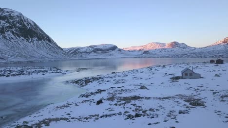Vista-Aérea-De-Un-Fiordo-Cubierto-De-Nieve-En-Noruega
