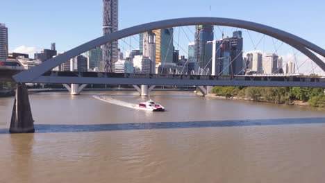 Brisbane-City-Cat-Segelt-Unter-Einer-Brücke-Auf-Dem-Fluss