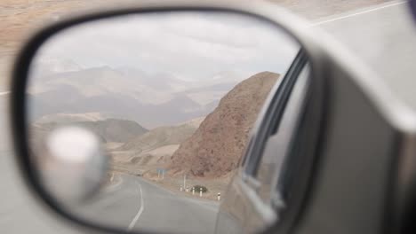 Conduciendo-Alrededor-De-Naryn,-Kirguistán,-Hermosos-Paisajes-Salvajes-Vírgenes
