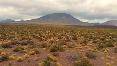 Antena-Acercándose-Cerca-Del-Suelo-Del-Volcán-Lascar-En-El-Desierto-De-Atacama,-Chile,-Sudamérica