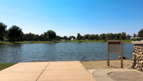 Bakersfield-River-Walk-Park-An-Einem-Sonnigen-Sommertag