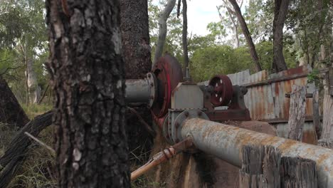Old-and-rusty-waterpump-in-the-outback