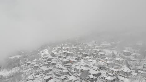 Luftaufnahmen-über-Schneebedeckten-Bergen,-Traditionelles-Dorf-In-Griechenland-9