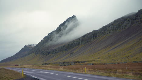 La-Niebla-Rueda-Rápidamente-Por-La-Montaña-En-Islandia-Junto-A-La-Carretera