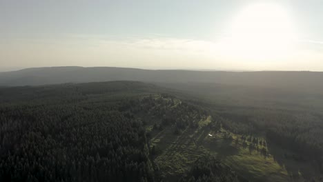 Vista-Aérea-Escénica-De-Drones-Del-Parque-Nacional-De-Harz-Al-Atardecer