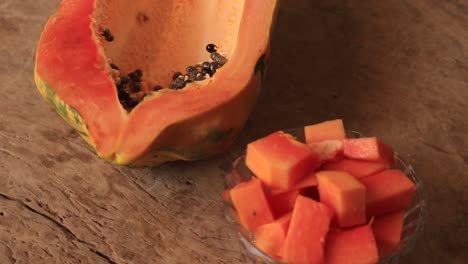 Fruta-De-Papaya-Fresca-Aislada-Sobre-Fondo-De-Madera