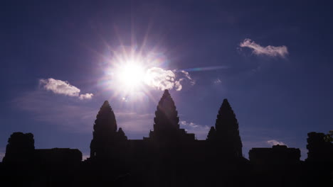 Angkor-Wat-Silhouette-Mit-Sonne-Und-Isolierten-Wolken
