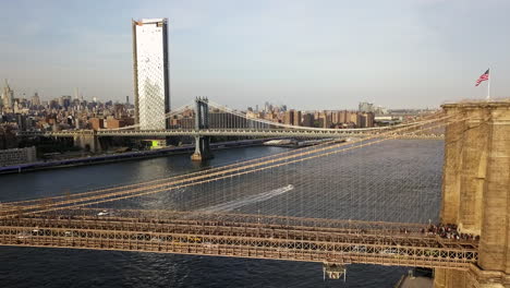 Drohnenaufnahmen,-Die-Die-Brooklyn-Bridge-Zeigen