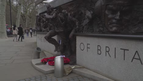 Dies-Ist-Eine-Aus-Bronze-Gefertigte-Erinnerungsskulptur-An-Den-Weltkrieg-In-Westminster