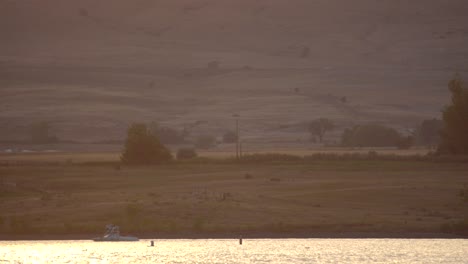 Water-sports-activities-in-Boulder-Reservoir-during-sunset