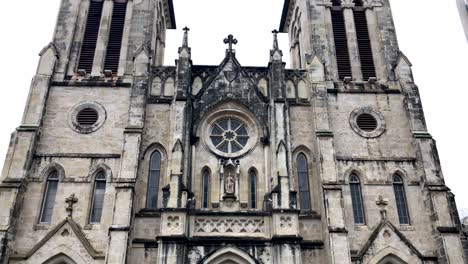 The-San-Fernando-Cathedral-in-Downtown-San-Antonio-across-from-the-Bexar-County-Courthouse,-is-a-beautiful-reminder-of-the-history-of-the-city
