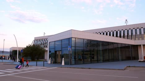 Toma-Inclinada-De-La-Entrada-Del-Edificio-Terminal-En-El-Aeropuerto-De-Castellón,-España