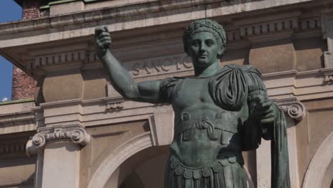 Estatua-Del-Emperador-Constantino-Frente-A-La-Iglesia-En-Milán,-Italia