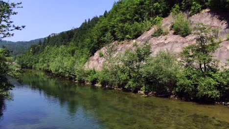 An-Einem-Sonnigen,-Entspannten-Tag-über-Einen-Fluss-In-Osilnica-In-Slowenien-Fliegen-Und-Dabei-Die-Europäische-Landschaft-Genießen