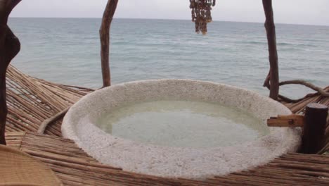 Whirlpool-Badewanne-Im-Vordergrund-Und-Karibisches-Meer-Auf-Der-Rückseite