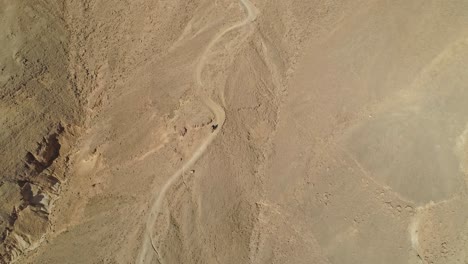Luftaufnahmen-Einer-Gruppe-Extremer-Radfahrer,-Die-Auf-Downhill-Radwegen-In-Der-Wüste-Unterwegs-Sind