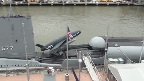 Pfanne,-Unerschrockenes-Meer,-Luft-–-Kampfflugzeuge-Des-Amerikanischen-Geschichtsmuseums-Auf-Dem-Träger-USS-Interpid-In-New-York-Ausgestellt