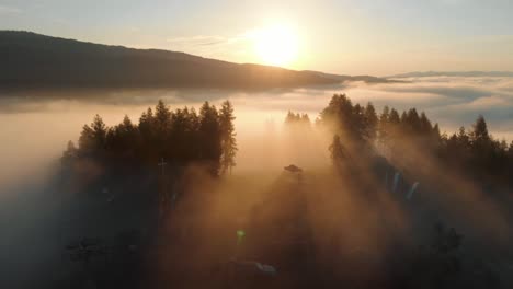 Sonnenaufgang-über-Dem-Nebelverhangenen-Berg-Mit-Langsam-Herabsinkender-Kamera