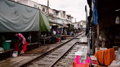 Eine-Aufregende-Zugfahrt-Zum-Mae-Klong-Eisenbahnmarkt