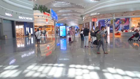 Gente-En-El-Nuevo-Aeropuerto-De-Estambul-En-Turquía