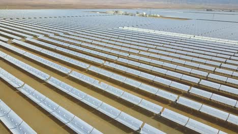 Luftaufnahme-Eines-Großen-Solarkraftwerks-In-Der-Wüste-In-Spanien