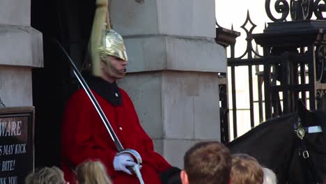 London,-England-–:-Kultige-Horseguard-Soldaten-In-Whitehall,-London