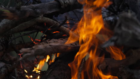 Lagerfeuer-Nach-Sonnenuntergang-Auf-Einem-Campingplatz-In-Ol-Pejeta,-Kenia