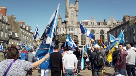 A-crowd-of-Pro-Scottish-Independence-supporters-gather-around-the-Aberdeen-Mercat