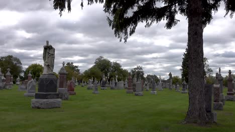 Nubes-Grises-De-Miedo-Sobre-Antiguas-Lápidas-De-Cementerio-4k