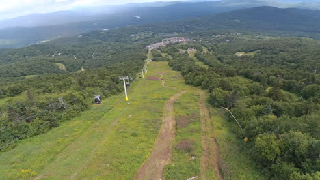 Eine-Luftaufnahme-Des-Stratton-Mountain-Mit-Blick-Nach-Unten