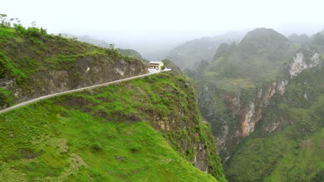 Luftaufnahme-Einer-Kurvenreichen-Straße-Entlang-Des-Ma-Pi-Leng-Passes-Im-Norden-Vietnams