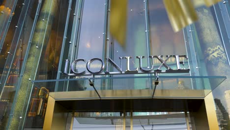 Schwenk-Vor-Dem-Eingang-über-Die-Fassadenbeschilderung-Des-Iconluxe-Luxus-Einkaufszentrums