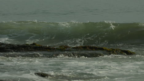 Zeitlupenaufnahmen-Einer-Welle,-Die-An-Einem-Strand-An-Der-Pazifikküste-In-Südkalifornien-An-Land-Strömt