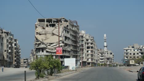 Tiro-De-Conducción,-Edificios-E-Infraestructuras-Destruidos-Junto-A-Las-Carreteras-De-La-Ciudad-De-Homs