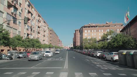 Autos-Und-Busse-Fahren-An-Der-Kamera-Auf-Der-Stadtstraße-In-Sevilla,-Spanien-Vorbei