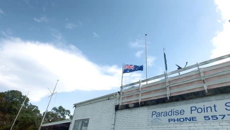 Bandera-Australiana-En-Día-Ventoso-Playa-Paradise-Point