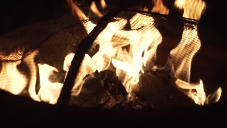 Nahaufnahme-Von-Flammen-Und-Brennenden-Holzscheiten-In-Einer-Kleinen-Feuerstelle-In-Einer-Kühlen-Sommernacht