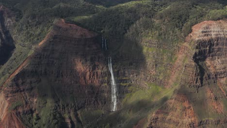 Luftaufnahme-Des-Wasserfalls-Und-Des-Regenbogens-Im-Waimea-Canyon-In-Kauai,-Hawaii