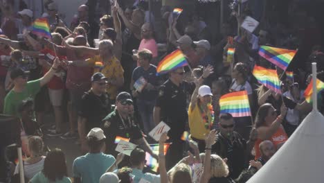 Polizisten-Marschieren-Mit-Pride-Flaggen-Bei-Der-River-City-Pride-Parade-In-Jacksonville,-Florida