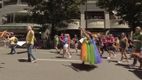 Mitarbeiter-Von-Kiro-Television-Nehmen-An-Der-LGBTQ-Parade-In-Seattle-Teil-Und-Schwenken-Regenbogenfahnen