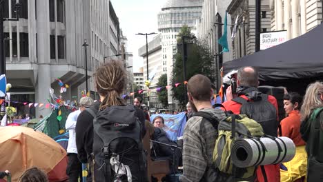 Demonstranten-Suchen-Während-Der-Extinction-Rebellion-Proteste-In-London,-Großbritannien,-Nach-Einem-Ort,-An-Dem-Sie-Ihr-Zelt-Aufschlagen-Können