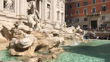 Di-Trevi-fountain-in-Rome,-Italy