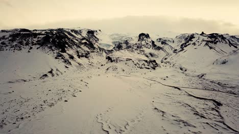 Spektakuläre-Berglandschaft,-Aufgenommen-Von-Einer-Drohne-Bei-Winterlichen-Bedingungen,-Sonnenuntergangslicht