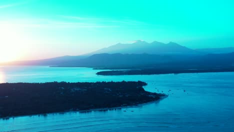 Glitzernder-Sonnenaufgang-über-Den-Tropischen-Inseln-Indonesiens-Mit-Einer-Meeresoberfläche,-Die-Das-Sonnenlicht-An-Den-Küsten-Unter-Strahlend-Blauem-Himmel-Reflektiert