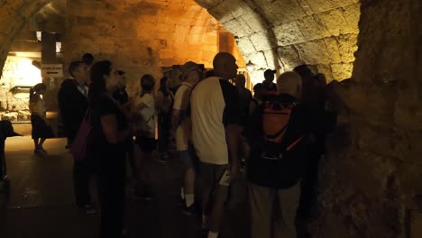 Gruppe-Von-Touristen,-Die-Dem-Führer-In-Den-Tunneln-Der-Klagemauer-In-Jerusalem-Zuhören