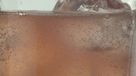 Nahaufnahme-Von-Rosa-Limonade-Oder-Rosenwasser,-Das-Ein-Glas-Mit-Eis-Füllt