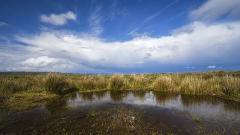 Zeitraffer-Von-Windkraftanlagen-Mit-Dramatischen-Wolken-In-Abgelegener-Landschaft-Irlands