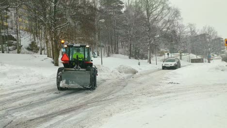 Traktor-Schneepflügen-Straße-Bei-Starkem-Schneefall